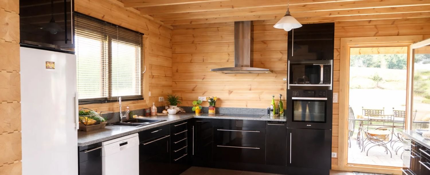 Cuisine d’une maison en bois