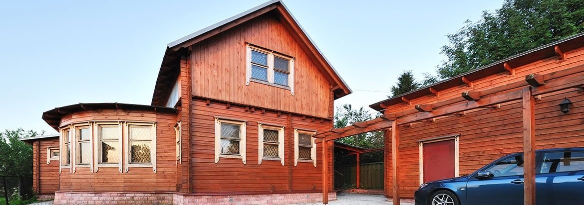 Maison en bois massif teintée