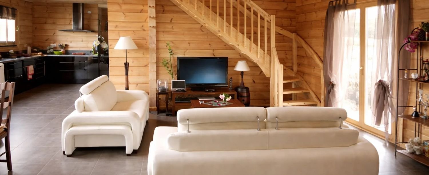 Salon d’une maison en bois massif